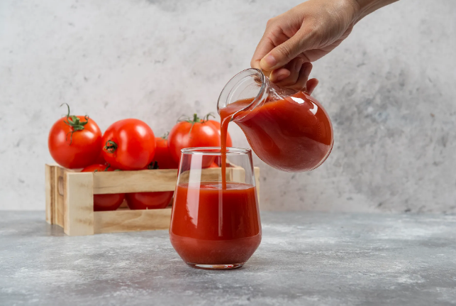 Vì sao người mỡ máu cao nên uống nước ép cà chua?