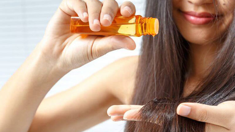 Sử dụng các sản phẩm dạng dầu để nuôi dưỡng và giúp tóc óng ả trở lại