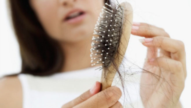Tóc bỗng nhiên mỏng hơn, lượng tóc cũng giảm dần có thể là biểu hiện của tình trạng hư tổn