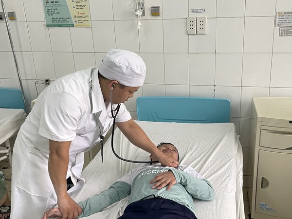 Bác sĩ Bệnh viện Nhi đồng Đồng Nai thăm khám cho bệnh nhi - Ảnh: TTXVN