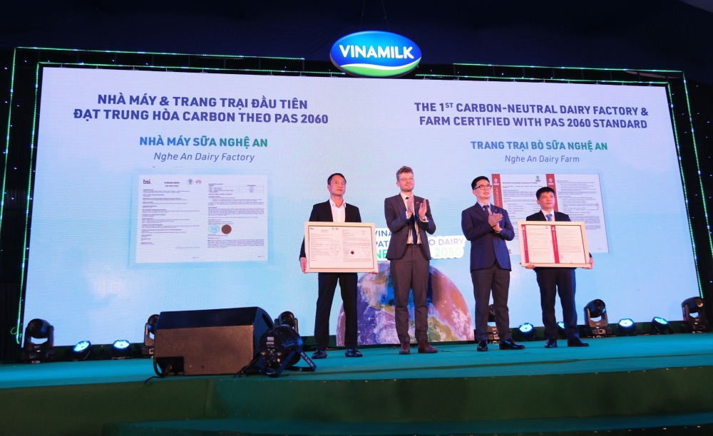Nhà máy và trang trại đạt trung hòa carbon là những thành tựu đầu tiên trên hành trình Net Zero 2050 của Vinamilk