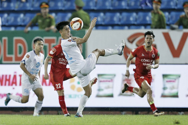 Cầu thủ Thép Xanh Nam Định được cho là thi đấu thiếu tôn trọng CĐV nhà - Ảnh: vnexpress