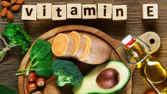 Vitamin E có trong thực phẩm như các loại đậu, hạt và các loại rau lá xanh