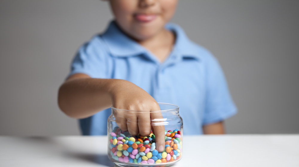 Cấm đoán trẻ ăn đồ ngọt lại vô tình khiến trẻ khao khát các món ăn vặt kém lành mạnh