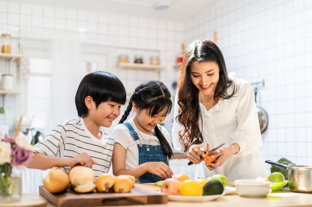 Cha mẹ khuyến khích trẻ tham gia các hoạt động ở nhà bếp