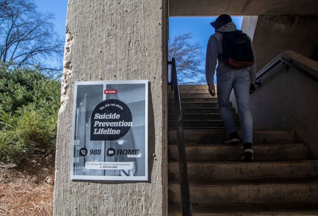 Một tấm biển quảng cáo trợ giúp ngăn ngừa tự tử tại khuôn viên Đại học bang North Carolina - Ảnh: ABC News