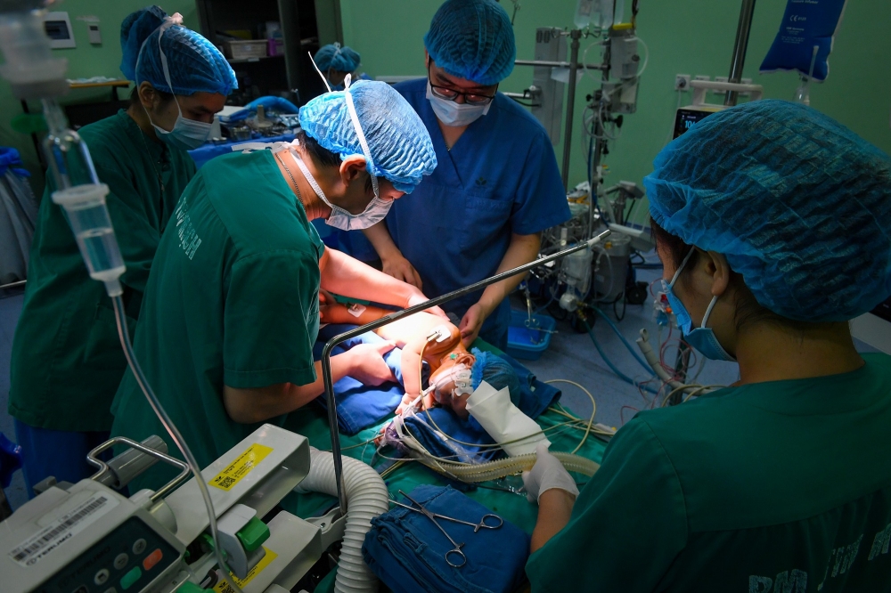 TS.BS Nguyễn Lý Thịnh Trường cùng các đồng nghiệp tiến hành ca phẫu thuật tim ít xâm lấn thứ 700 - Ảnh: Sức khỏe & Đời sống