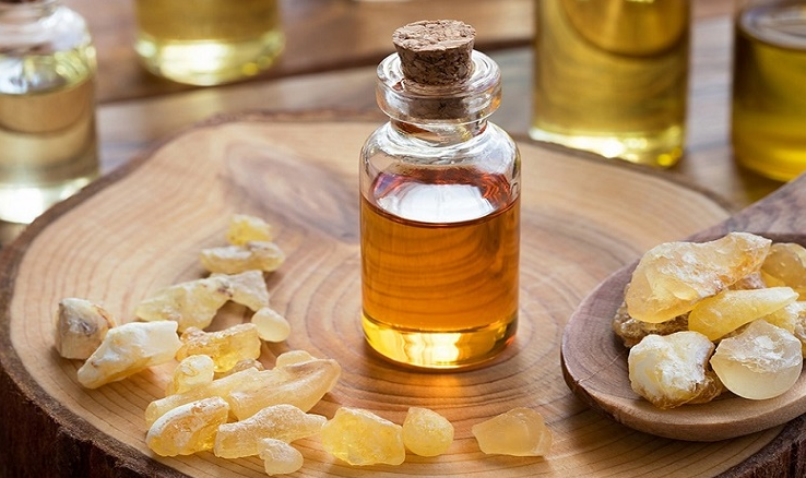 Sử dụng tinh dầu trầm hương giúp giảm nếp nhăn