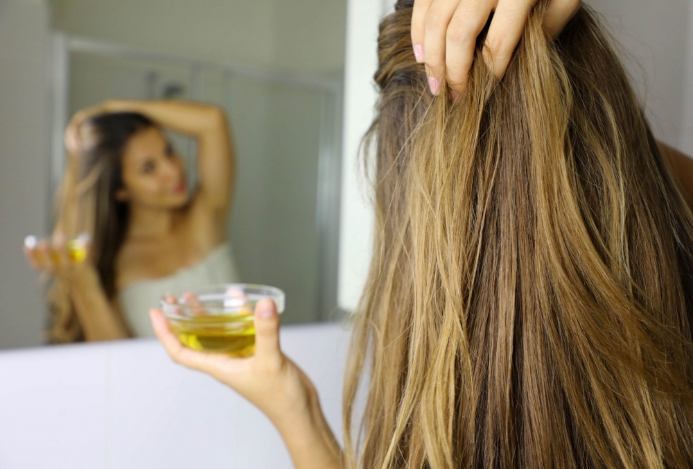 Ủ tóc bằng dầu quả bơ cung cấp vitamin nhóm B kích thích mọc tóc nhanh chóng