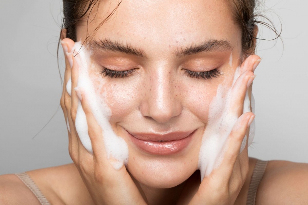 Sữa rửa mặt dạng gel hoặc dạng bọt giúp làm sạch dầu nhờn trên da hiệu quả