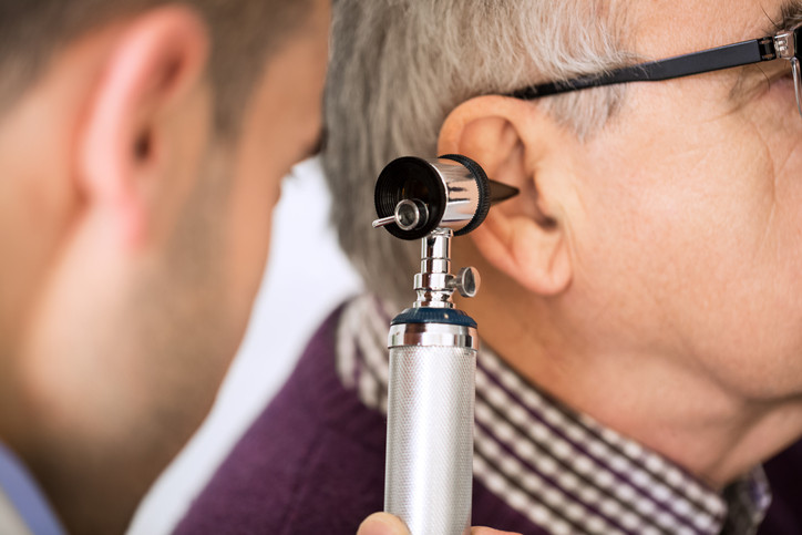 Đi khám khi bị ù tai phải để các bác sĩ đánh giá chính xác sức khỏe thính giác