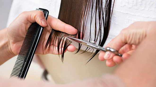 Tỉa tóc thường xuyên giúp tóc mọc khỏe mạnh và ngăn ngừa hư tổn
