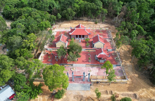 Toàn cảnh công trình đền thờ anh hùng liệt sĩ từng tham gia trận địa sân bay LiBi trong lòng hồ Kẻ Gỗ tại tỉnh Hà Tĩnh