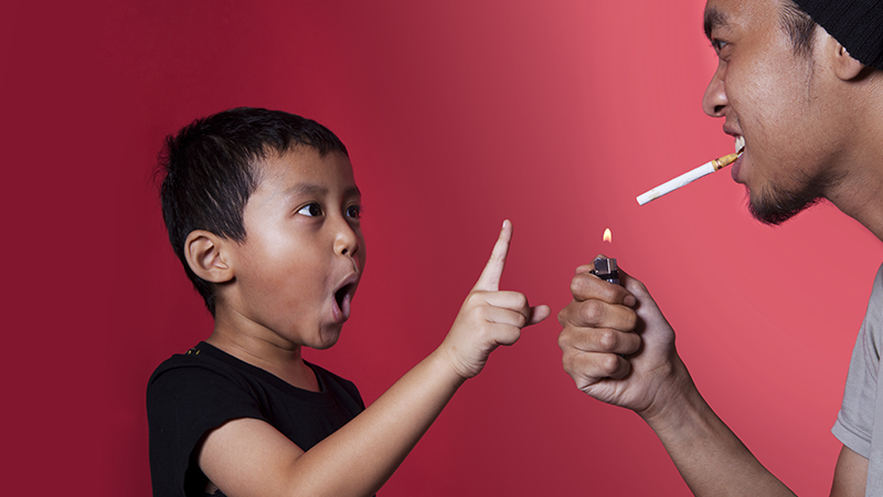 Cha mẹ nên tạo môi trường không khói thuốc để trẻ em được phát triển bình thường và khỏe mạnh