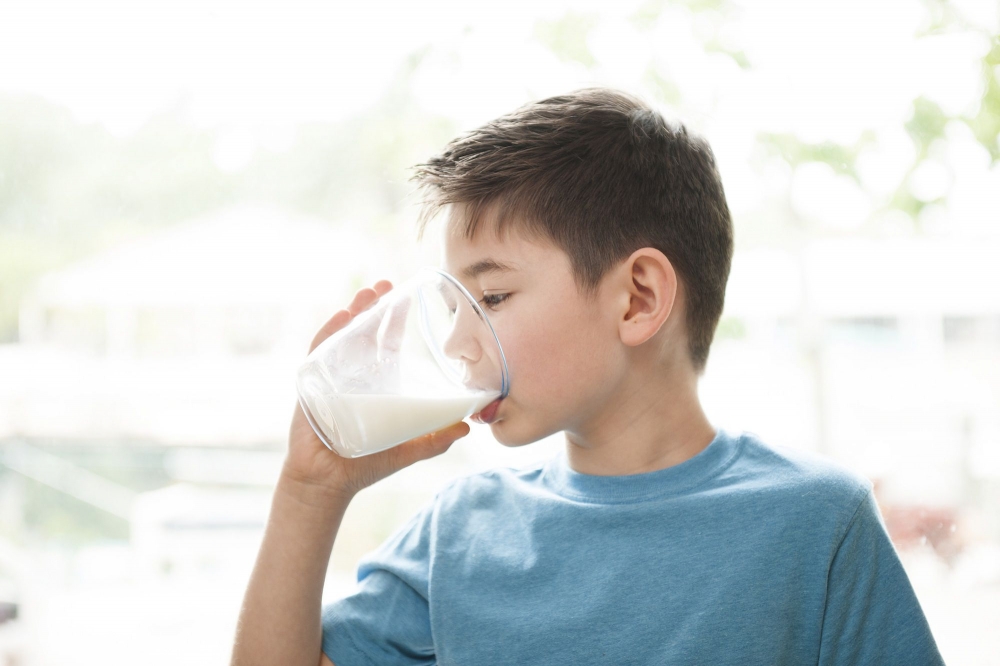 Thức uống ấm như nước, sữa giúp hỗ trợ giảm đờm ở trẻ bị viêm đường hô hấp