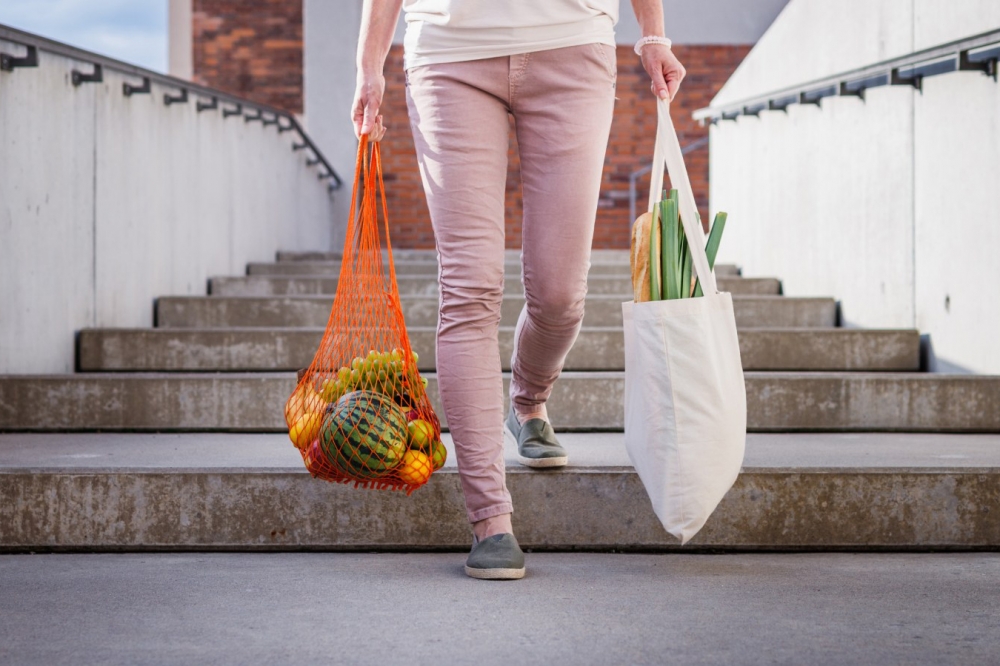 Vừa đi bộ vừa xách túi đồ nặng sau khi mua sắm là một hoạt động thể chất cường độ mạnh gián đoạn