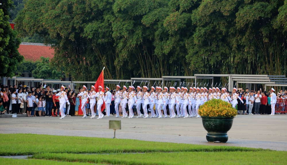 Các cán bộ, chiến sĩ thuộc Bộ Tư lệnh bảo vệ Lăng Chủ tịch Hồ Chí Minh tiến bước ra Quảng trường Ba Đình lịch sử để thực hiện nghi lễ chào cờ.