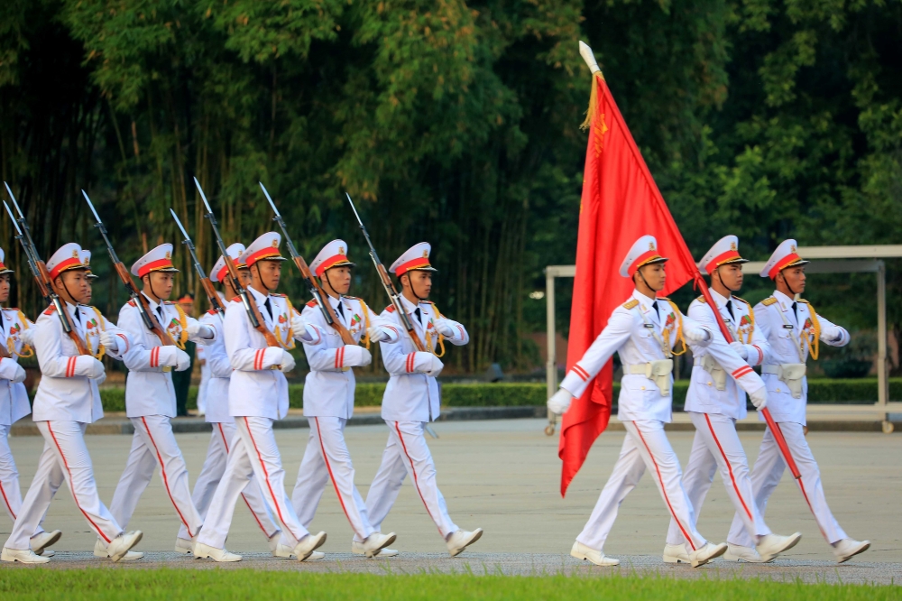 Đội hình thực hiện lễ chào cờ có 37 chiến sĩ. Dẫn đầu là quân kỳ Quyết thắng, sau đó là 34 chiến sĩ tiêu binh tượng trưng cho 34 chiến sĩ đội viên đầu tiên của Đội Việt Nam tuyên truyền giải phóng quân - tiền thân của Quân đội nhân dân Việt Nam