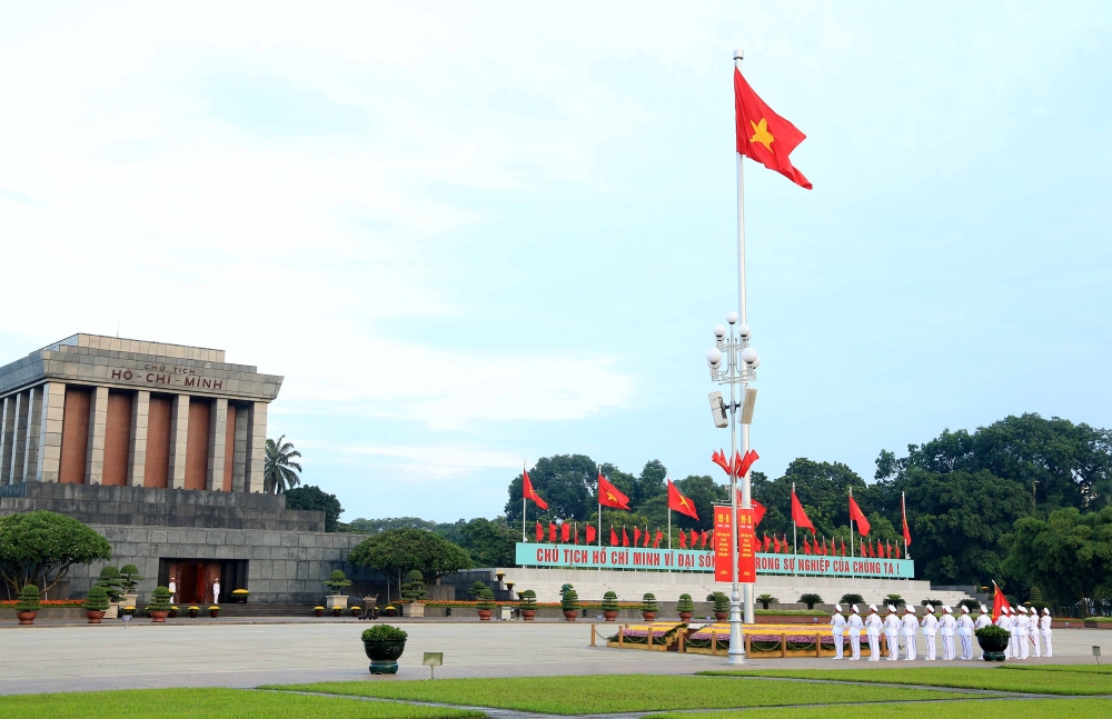 Lễ chào cờ diễn ra vào ngày 2/9, Quốc khánh nước CHXHCN Việt Nam, tròn 78 năm ngày Chủ tịch Hồ Chí Minh đọc Tuyên ngôn Độc lập nên nghi thức càng trở nên trang nghiêm, xúc động