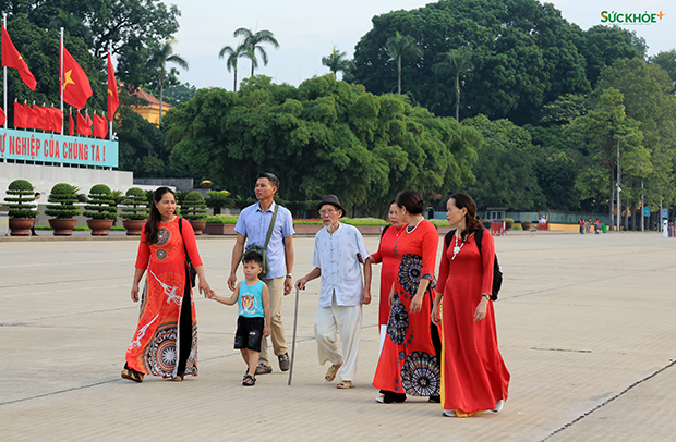 Một gia đình đến thăm Lăng Bác và dự lễ chào cờ từ sáng sớm ngày 2/9