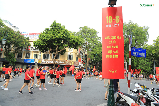 Biểu ngữ treo trên con phố Đinh Tiên Hoàng. Những ngày lễ, từ sáng sớm, rất đông người dân Thủ đô mặc áo cờ đỏ sao vàng cùng nhau nhảy múa, vui chơi tại khu phố đi bộ