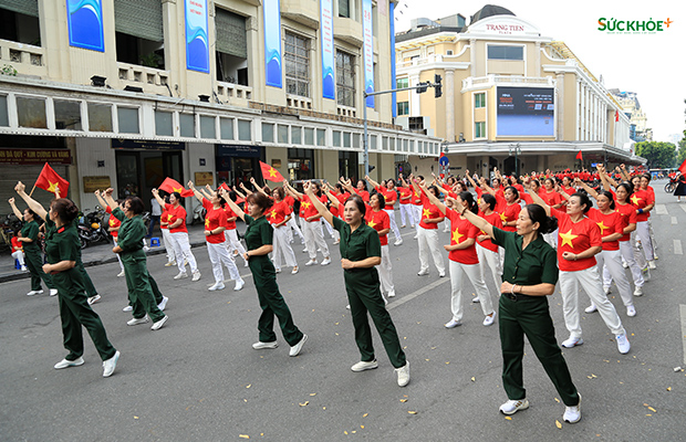 Một nhóm khác đang tập luyện cho bài biểu diễn mừng ngày Quốc khánh 2/9 trên phố đi bộ