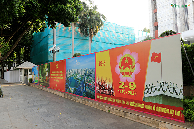 Pano khổ lớn mừng Quốc khánh 2/9 được dựng bên ngoài khu vực trụ sở của Hội đồng nhân dân thành phố Hà Nội