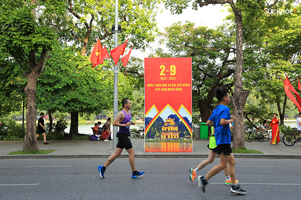 Đường phố quanh khu vực hồ Hoàn Kiếm rực rỡ cờ hoa, những panô sinh động chào mừng 78 năm Quốc khánh