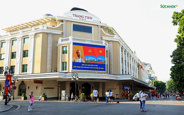 Biển, bảng chào mừng được chiếu trên màn hình lớn tại con phố Tràng Tiền