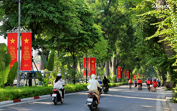 Khẩu hiệu chào mừng Quốc khánh 2/9 chạy dọc theo con phố Hoàng Diệu, một trong những con đường đẹp nhất Hà Nội
