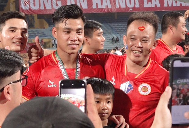 Vũ Văn Thanh lần đầu lên ngôi vô địch V.League - Ảnh: vietnamnet