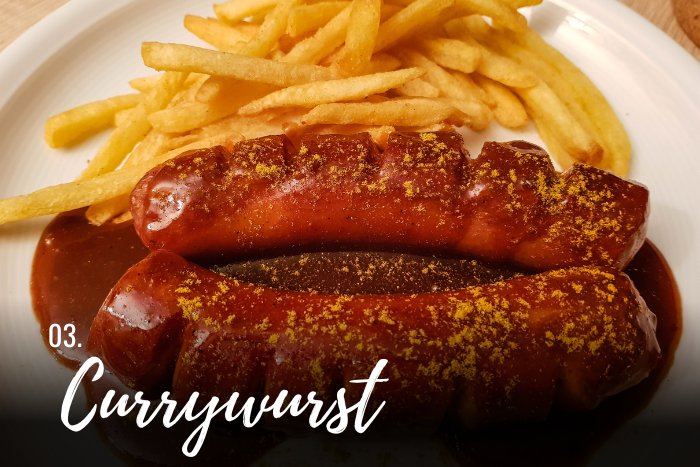 Currywurst là sự kết hợp hài hòa của hương vị và màu sắc.