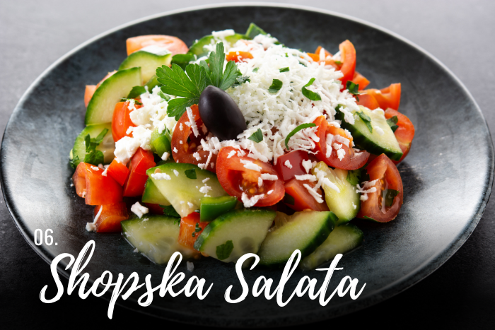 Shopska Salad là một món salad đơn giản nhưng lại rất được yêu thích trong ẩm thực Bulgaria.