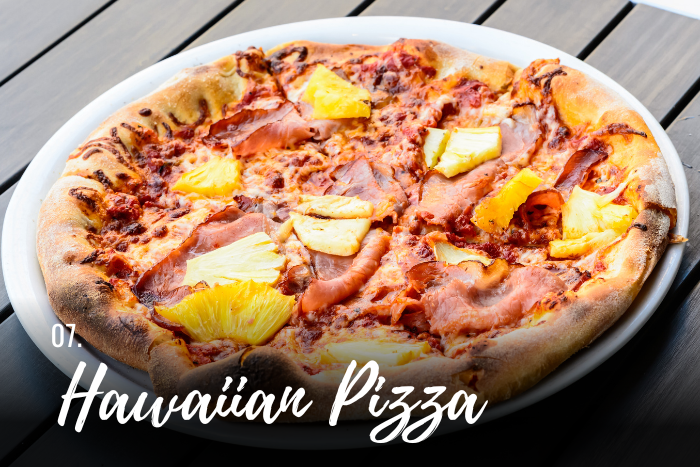 Pizza Hawaiian là chiếc bánh pizza mang sự kết hợp hòa quyện giữa vị ngọt và mặn của phong cách nhiệt đới.