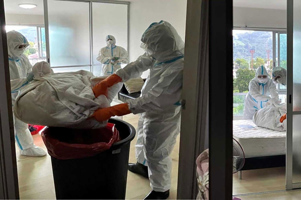 Các nhân viên y tế đang dọn dẹp một chung cư ở Phuket, nơi phát hiện trường hợp mắc bệnh đậu mùa khỉ đầu tiên ở Thái Lan vào năm ngoái - Ảnh: DDC Thái Lan