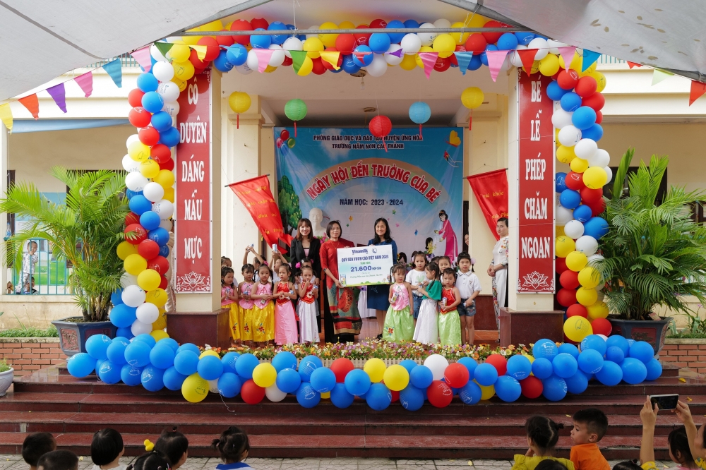 Đại diện Vinamilk trao tặng 21.600 hộp sữa Vinamilk ADM đến các em học sinh tại Trường Mầm non Cao Thành vào lễ khai giảng năm học mới