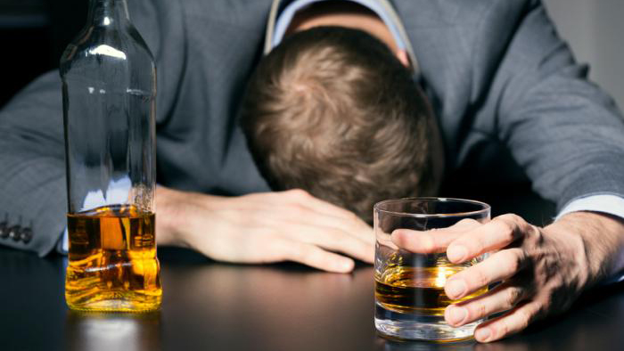 Thường xuyên uống quá nhiều rượu có thể làm tăng nguy cơ đột quỵ