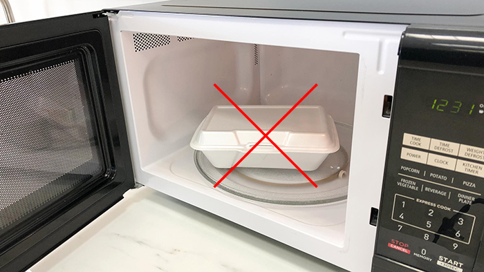 Không nên dùng hộp xốp đựng thức ăn khi hâm nóng trong lò vi sóng