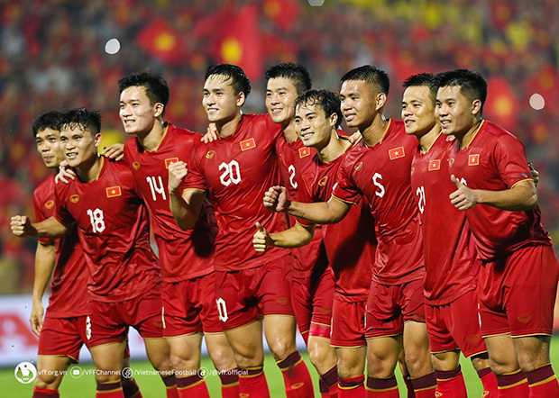 Các cầu thủ Việt Nam ăn mừng sau khi Tuấn Hải ghi bàn thắng thứ 2 - Ảnh: VFF