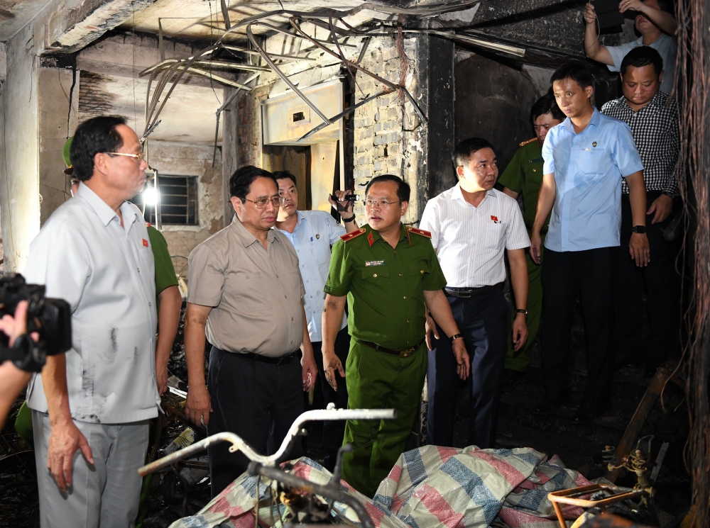 Thủ tướng Phạm Minh Chính trực tiếp kiểm tra hiện trường vụ cháy chung cư mini ở phố Khương Hạ, Hà Nội - Ảnh: VGP
