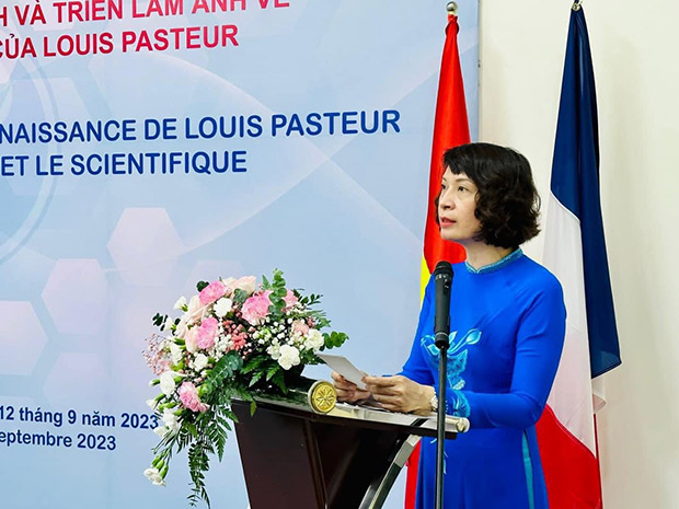 Thứ trưởng Nguyễn Thị Liên Hương tri ân các thế hệ nhà khoa học của Viện đã miệt mài cống hiến cho ngành y tế Việt Nam