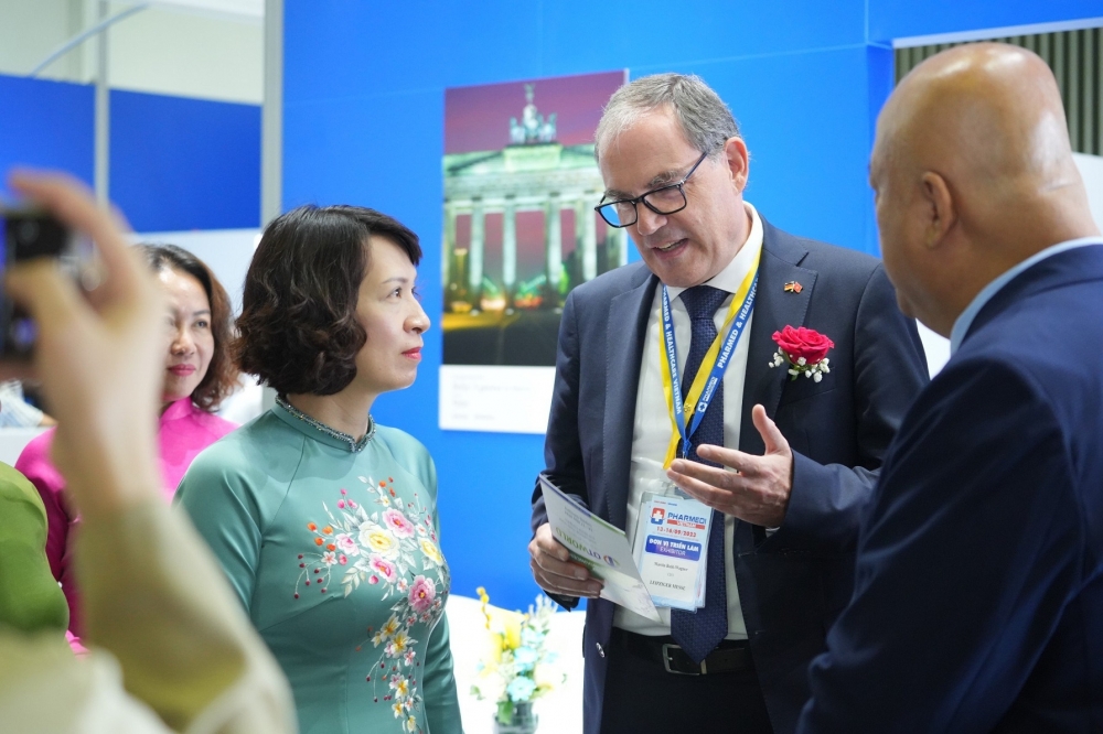 Thứ trưởng Bộ Y tế Nguyễn Thị Liên Hương tham quan triển lãm
