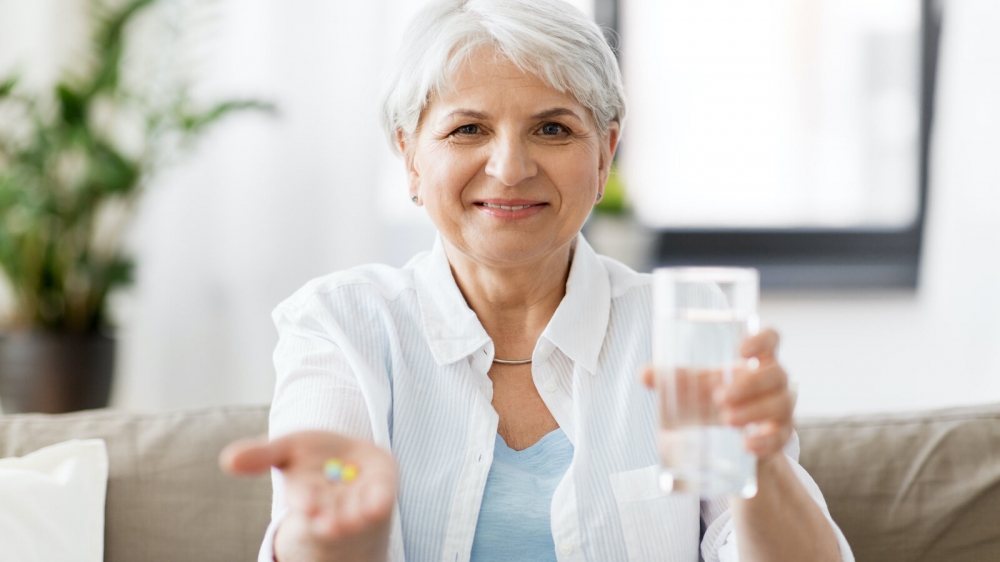 người cao tuổi có cơ chế hấp thụ vitamin kém đi và cần phải được bổ sung thêm vitamin tổng hợp