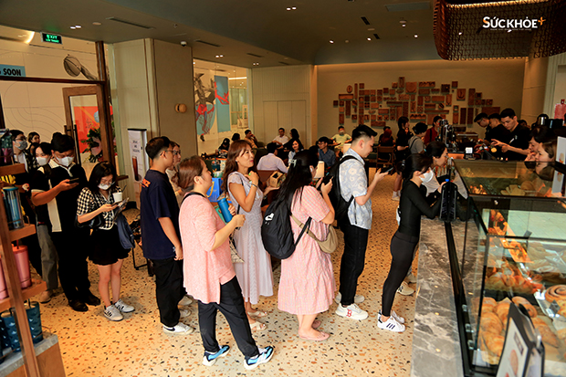 Rất đông các bạn trẻ xếp hàng để thưởng thức các dòng sản phẩm trong ngày khai trương cửa hàng thứ 100 của Starbucks tại Lotte Mall Hồ Tây