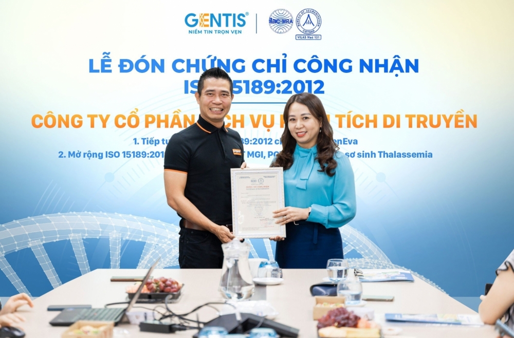 Bà Trần Thị Thu Hà - Giám đốc Văn phòng Công nhận chất lượng (BoA) trao chứng chỉ công nhận ISO 15189:2012 cho GENTIS - Ảnh: GENTIS 
