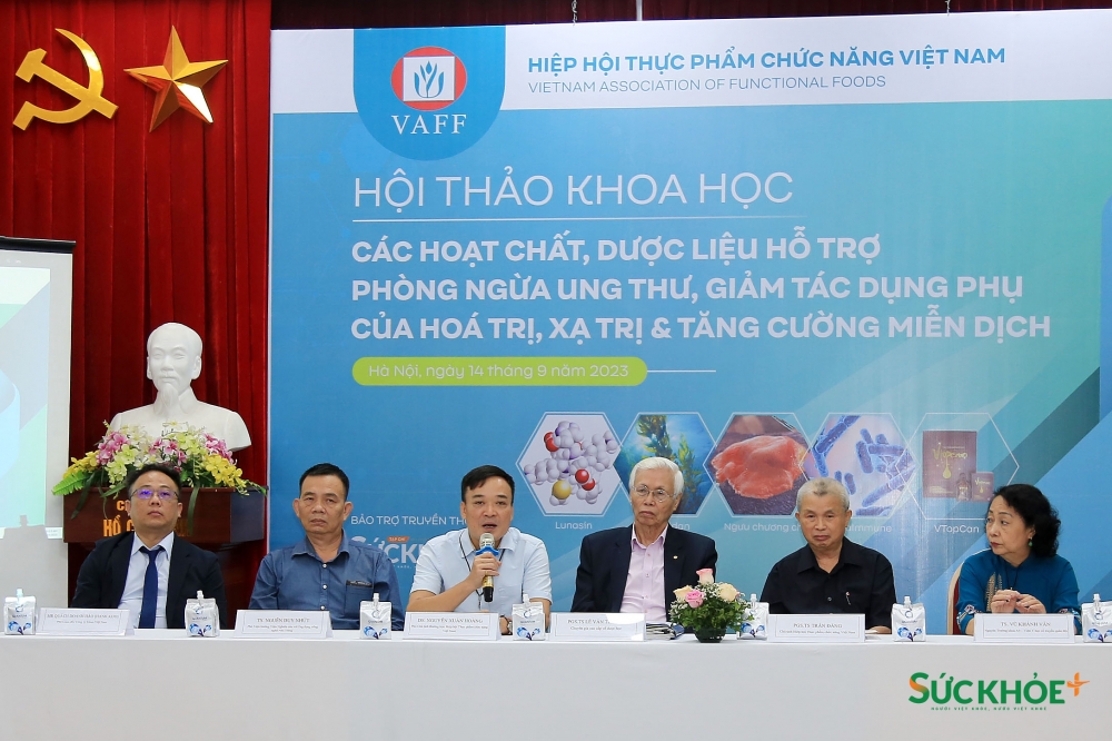 DS Nguyễn Xuân Hoàng cùng các diễn giả tại Hội thảo khoa học do Hiệp hội Thực phẩm chức năng Việt Nam tổ chức - Ảnh: Hiệp Nguyễn