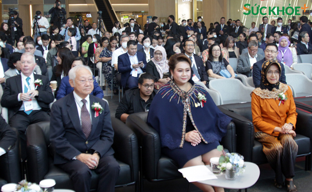 Bộ trưởng Bộ Giáo dục và đào tạo nghề Thái Lan (giữa) tham dự lễ khai mạc triển lãm