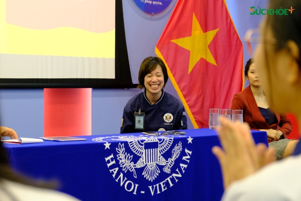 Christine Hà luôn tươi cười trong buổi nói chuyện tại Đại sứ quán Mỹ ở Hà Nội ngày 20/9  - Ảnh: Việt An.