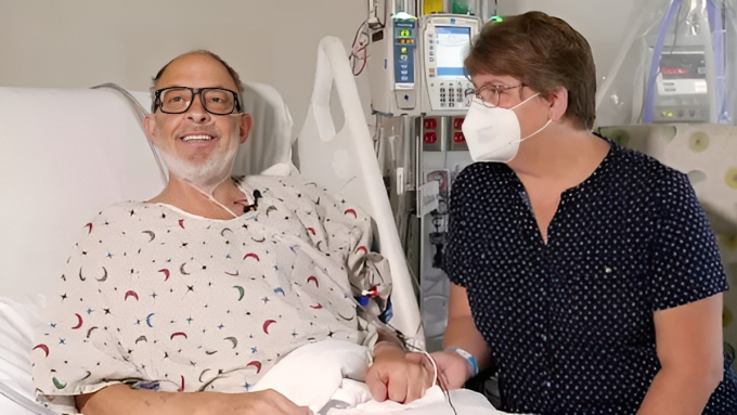 Ông Lawrence Faucette và vợ trong bệnh viện trước khi được ghép tim heo - Ảnh: Deborah Kotz/University of Maryland School of Medicine/AP