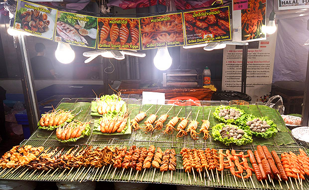 Hải sản dù đắt đỏ nhưng cũng là thứ đồ ăn phổ biến trên các đường phố Bangkok.